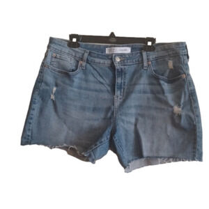 𝅺Levi Signature  Cut off shorts,  size 14. Mid rise shorts, slight distressing.